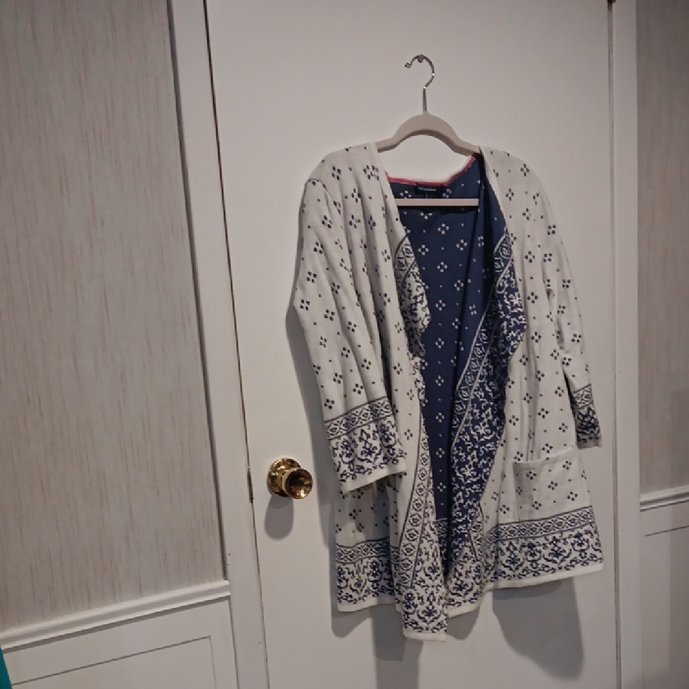 Issac Mizrahi Women's White and Blue Patterned Sweater size large